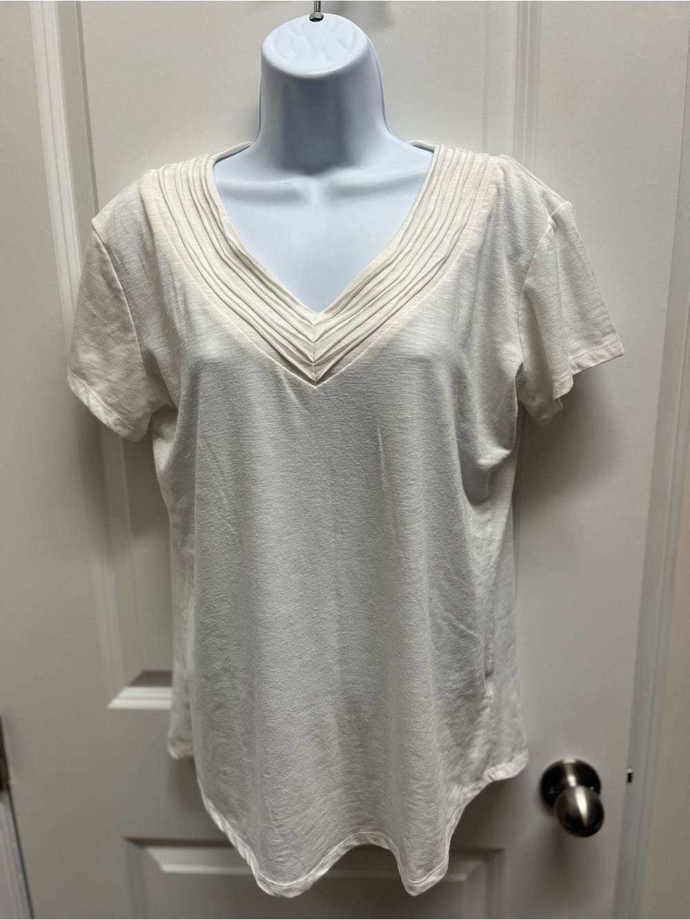 Title
KÜHL White Pintuck Pleated V-Neck Short Sleeve Slub Knit Top
